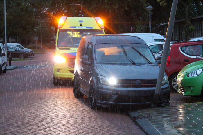 Bestelbus klapt op paal