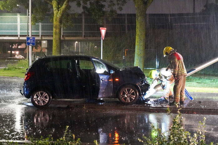Automobilist botst op paal