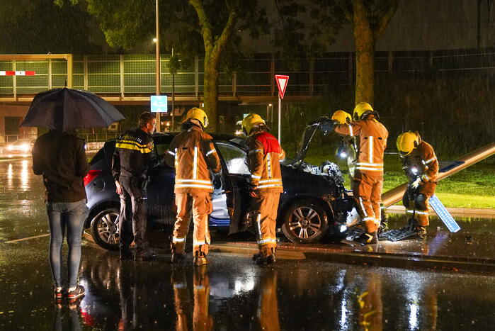 Automobilist botst op paal