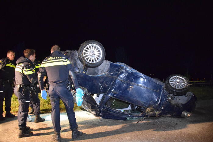 Wrak aangetroffen in sloot, bestuurder verlaat plaats van ongeval