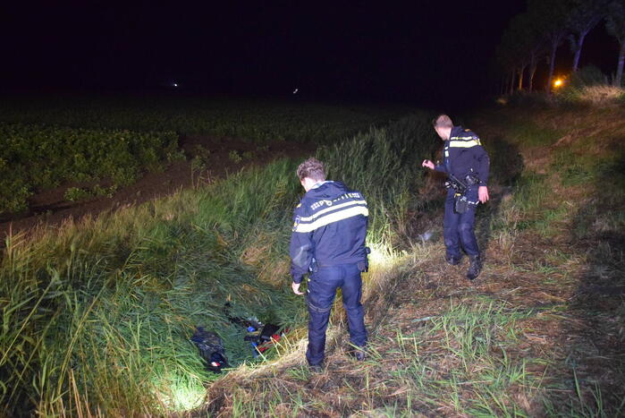 Wrak aangetroffen in sloot, bestuurder verlaat plaats van ongeval