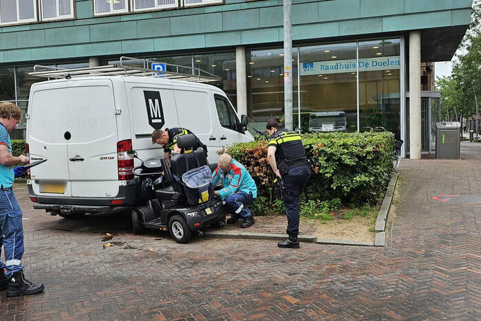 Scootmobielrijder botst tegen geparkeerde bestelbus