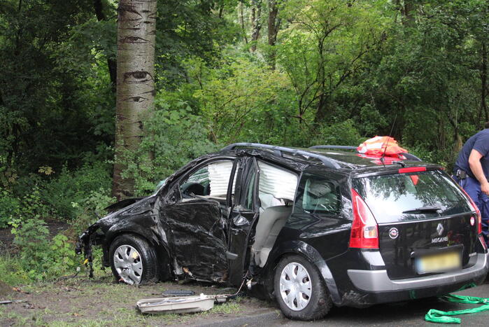 Auto rijdt rechtdoor de sloot in