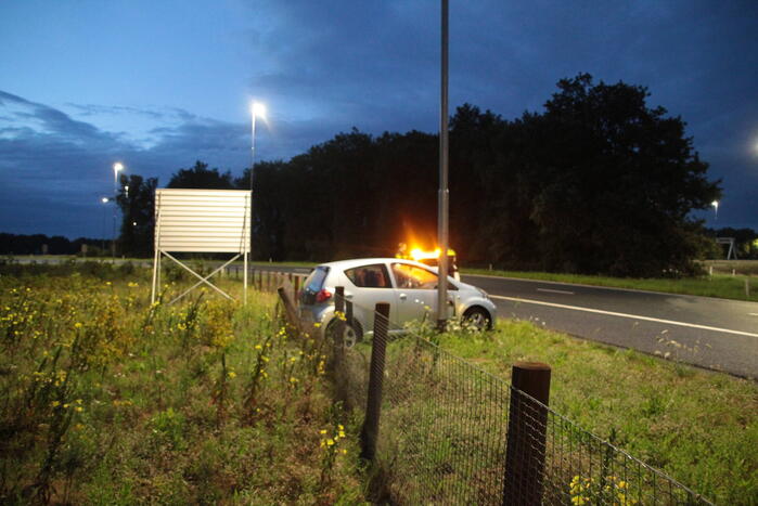 Automobilist belandt in berm na ongeval