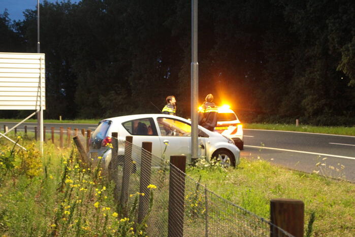 Automobilist belandt in berm na ongeval