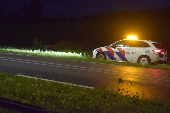 Auto belandt achterstevoren in sloot