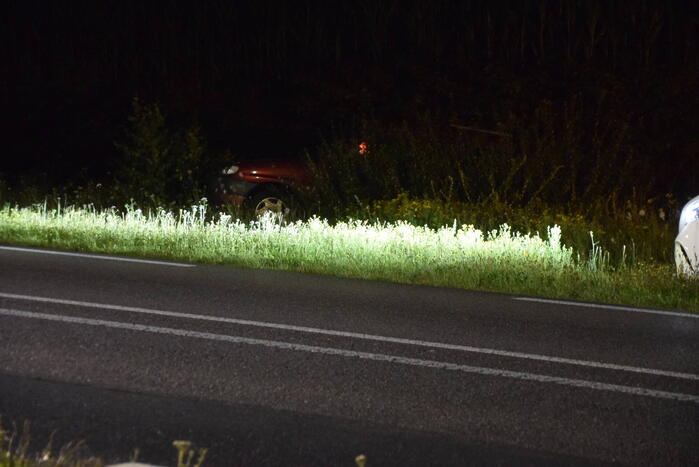 Auto belandt achterstevoren in sloot