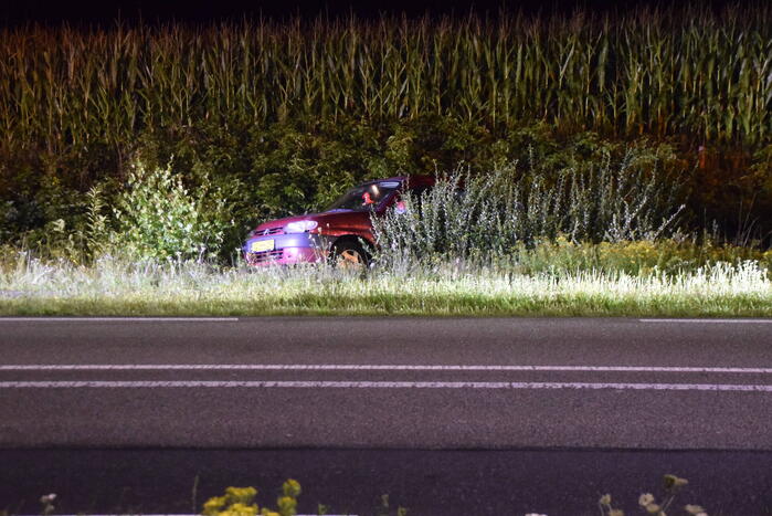 Auto belandt achterstevoren in sloot