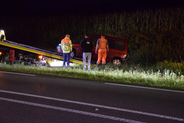 Auto belandt achterstevoren in sloot