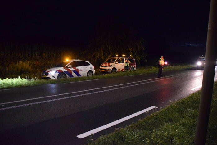 Auto belandt achterstevoren in sloot