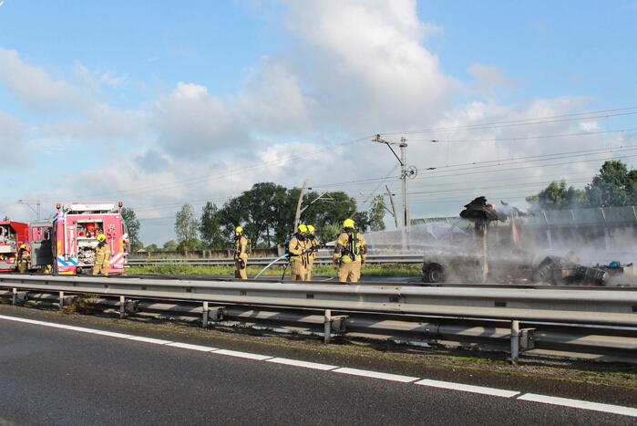 Snelweg dicht naar verwoestende voertuigbrand
