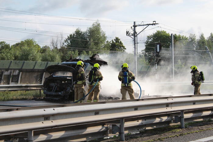 Snelweg dicht naar verwoestende voertuigbrand