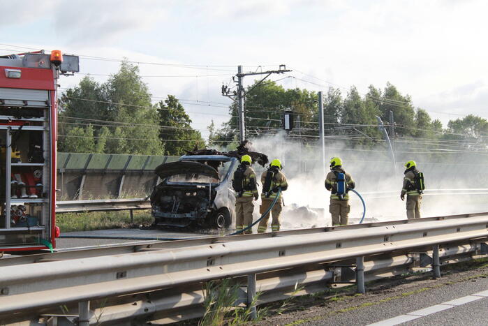 Snelweg dicht naar verwoestende voertuigbrand
