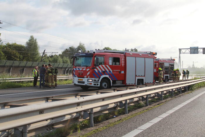 Snelweg dicht naar verwoestende voertuigbrand
