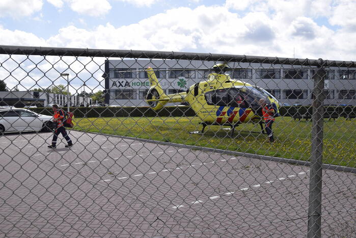Traumahelikopter landt voor medische noodsituatie