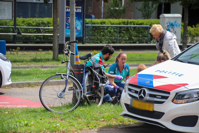 Vrouw op fiets gewond na val