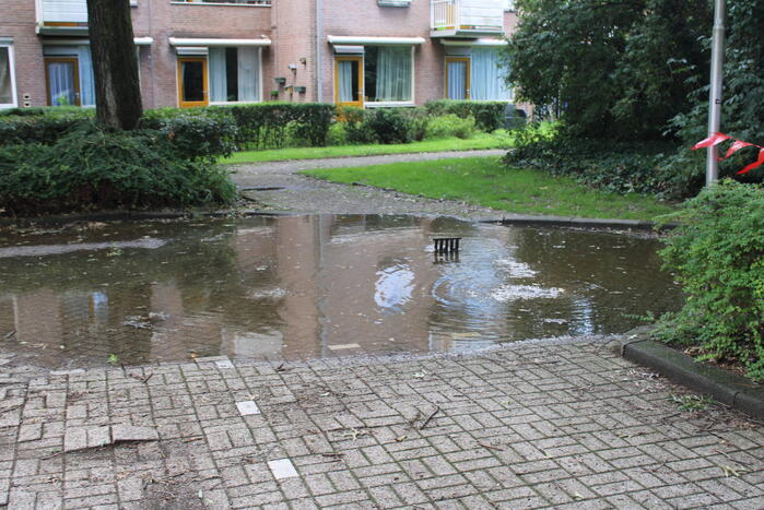 Straat blank na aanrijding met brandkraan