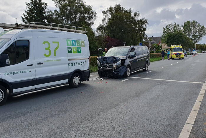 Twee bestelbussen botsen op elkaar