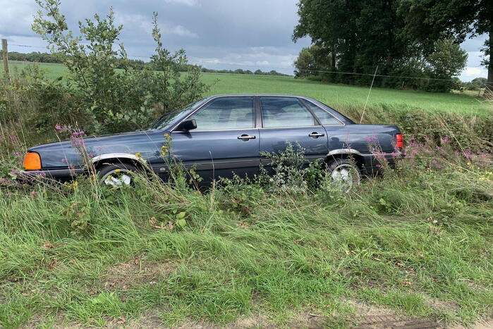 Auto belandt in sloot, bestuurder ongedeerd