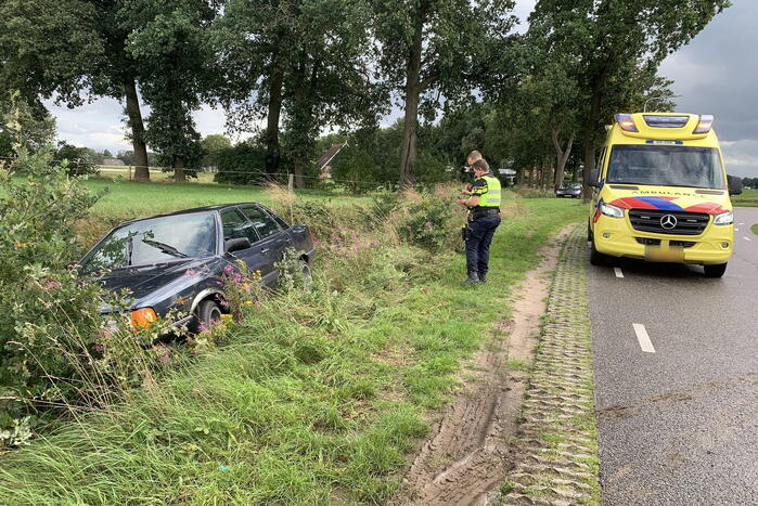Auto belandt in sloot, bestuurder ongedeerd