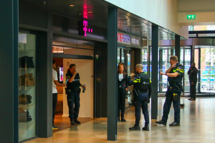 Twee aanhoudingen na overval op telefoonwinkel