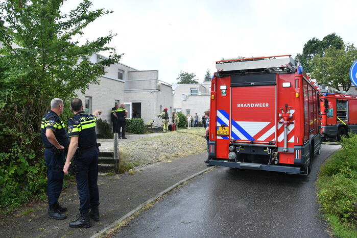 Zwarte rook uit woning door brand