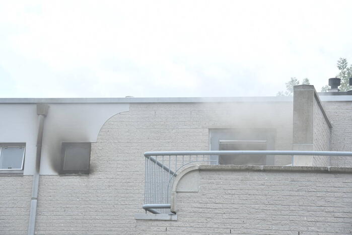 Zwarte rook uit woning door brand