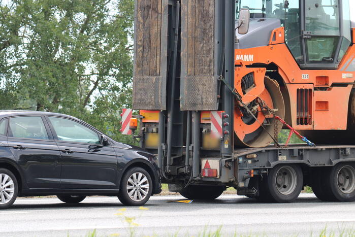 Automobilist botst op dieplader op snelweg