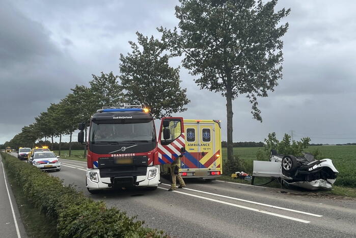 Twee gewonden nadat auto over de kop slaat