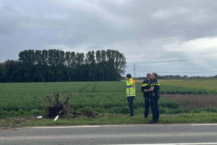 Twee gewonden nadat auto over de kop slaat