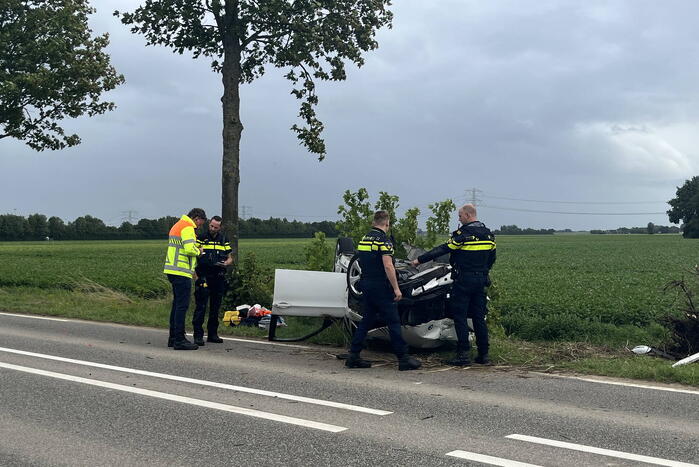 Twee gewonden nadat auto over de kop slaat