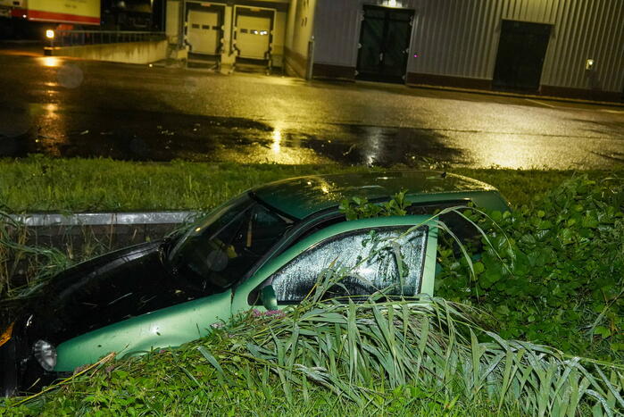 Auto glijdt de bocht uit in een sloot