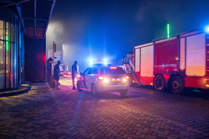 Zwarte rookpluimen boven havengebied door grote brand