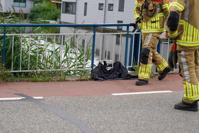 Duikers zoeken naar mogelijk persoon te water