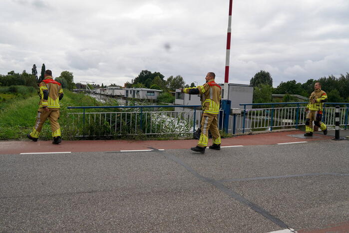 Duikers zoeken naar mogelijk persoon te water
