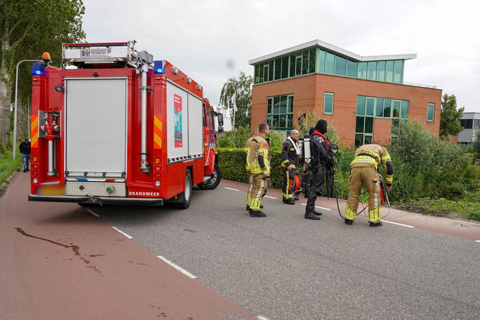 Duikers zoeken naar mogelijk persoon te water