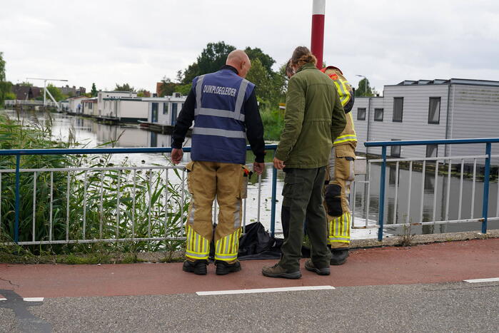 Duikers zoeken naar mogelijk persoon te water