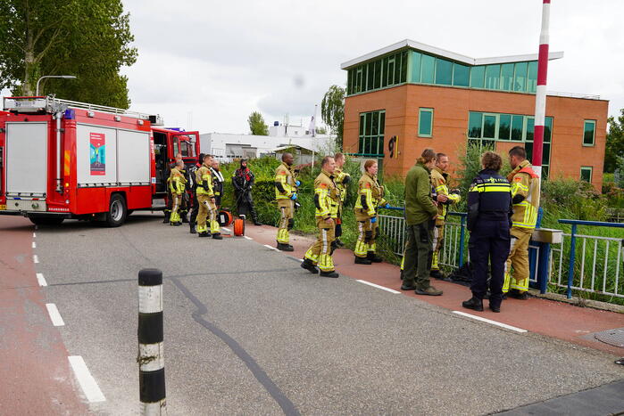 Duikers zoeken naar mogelijk persoon te water