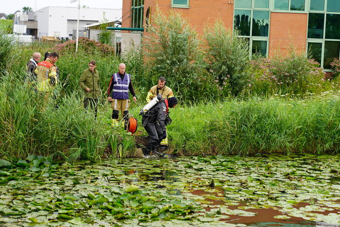Duikers zoeken naar mogelijk persoon te water