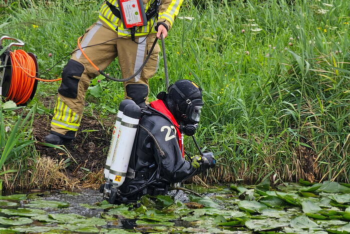 Duikers zoeken naar mogelijk persoon te water