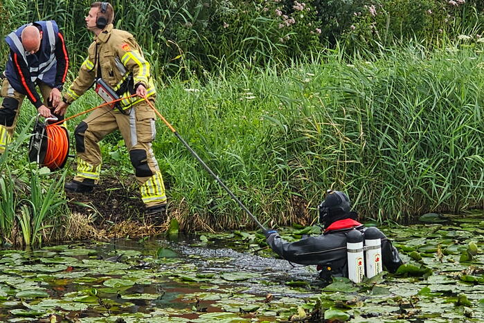 Duikers zoeken naar mogelijk persoon te water