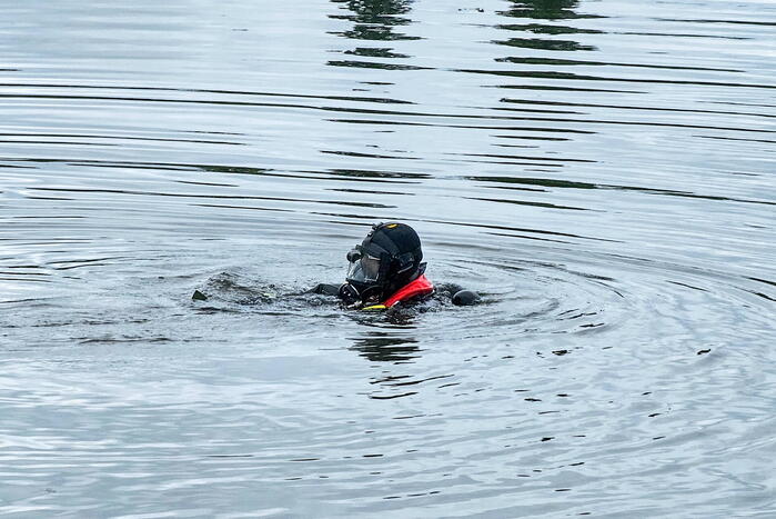 Duikers zoeken naar mogelijk persoon te water