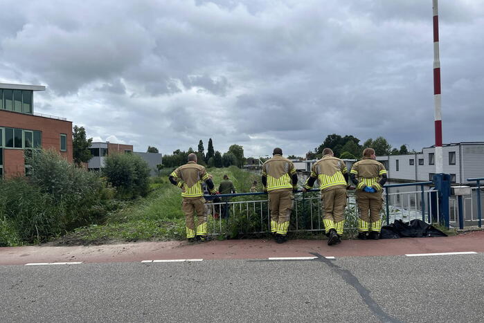 Duikers zoeken naar mogelijk persoon te water
