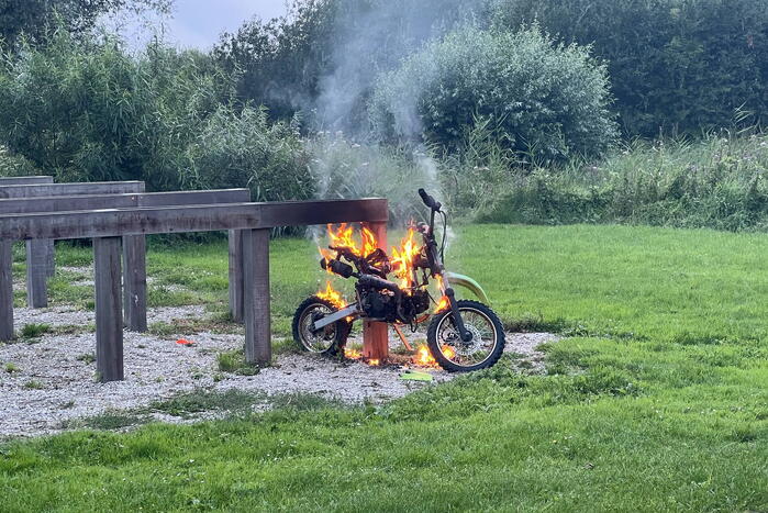 Crossbrommer gaat in vlammen op