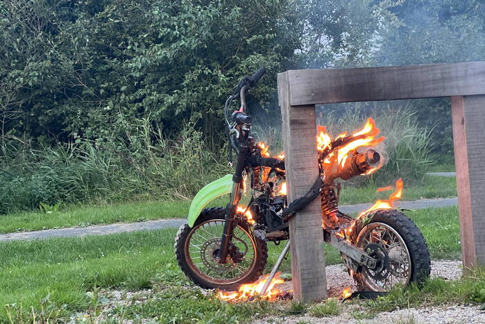 Crossbrommer gaat in vlammen op