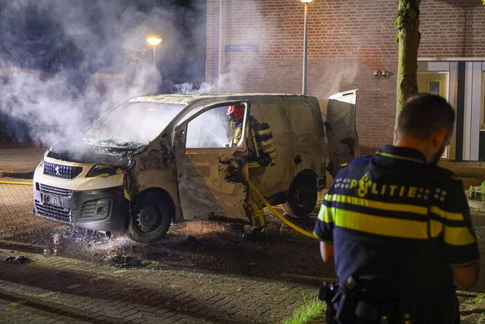 Bestelbus verwoest door brand