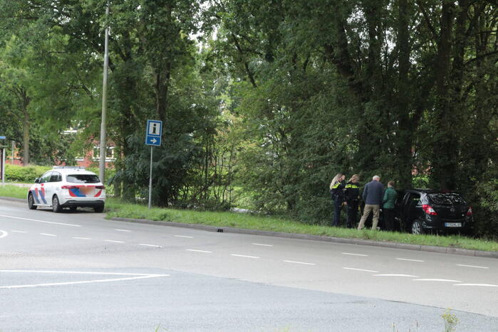 Automobilist vliegt uit de bocht en eindigt in bosschage