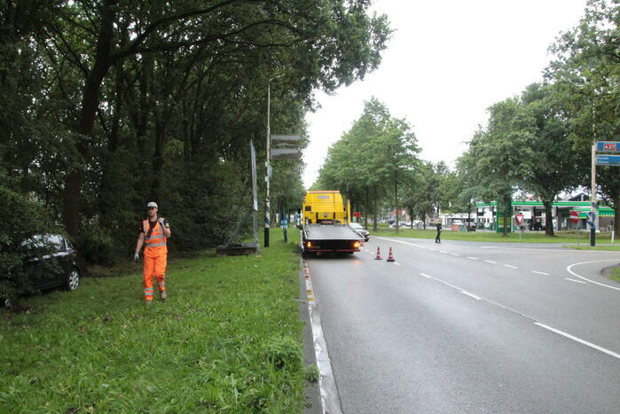 Automobilist vliegt uit de bocht en eindigt in bosschage
