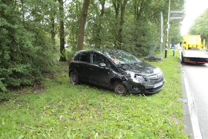 Automobilist vliegt uit de bocht en eindigt in bosschage