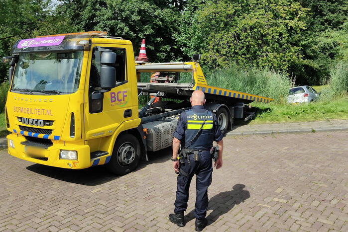 Automobilist rijdt de sloot in